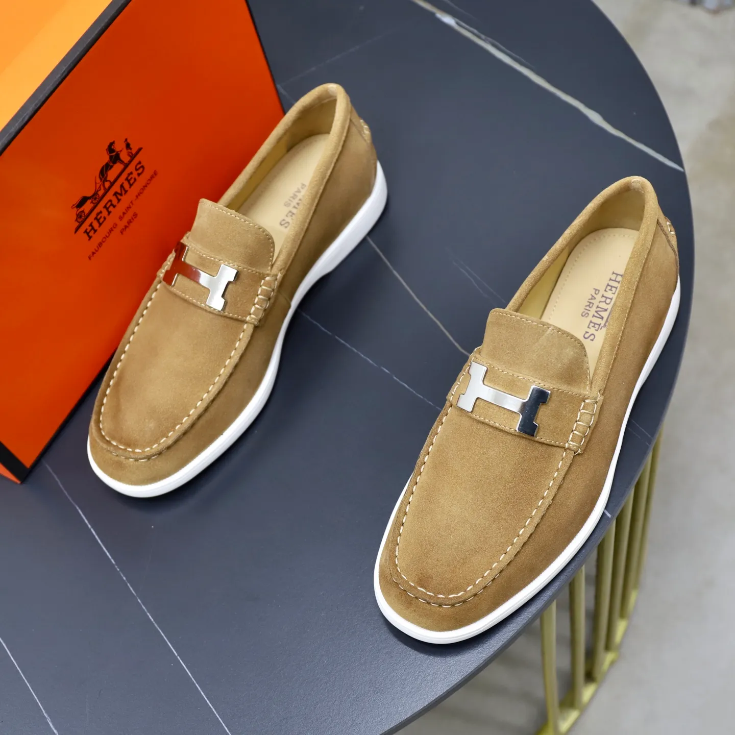 Ex-factory price: 540💰Hermès/Hermès slip-on men's shoes. This shoe is made of imported cow suede leather, with simple and smooth lines, and a 3CM rubber foam ultra-light sole combined with aerodynamic design! Youthful and fashionable, H button decoration, contrasting leather embellishment on the heel, calf lining to gently wrap your feet, with embossed logo cowhide feet, leather rock strips, casual and urban style, highlighting youthful vitality, sports and leisure version, super versatile Size number: 38-39-40-41-42-43-44 Standard leather shoe size (45 can be customized but does not support returns)
